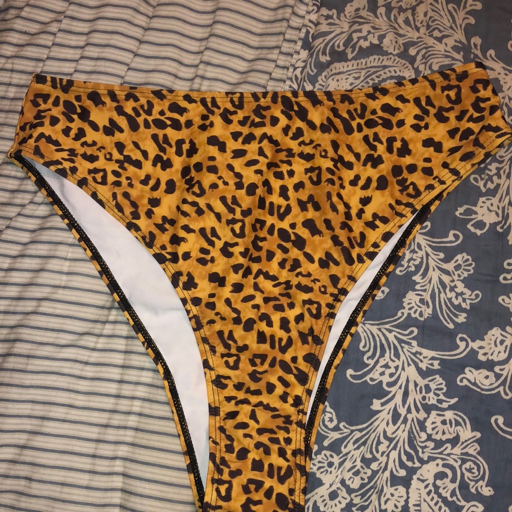 Mid-rise bikini bottoms